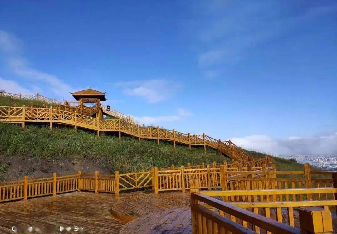 登照壁山可以近距离观赏门源县所在地浩门镇全貌,俯瞰百里油菜花海的
