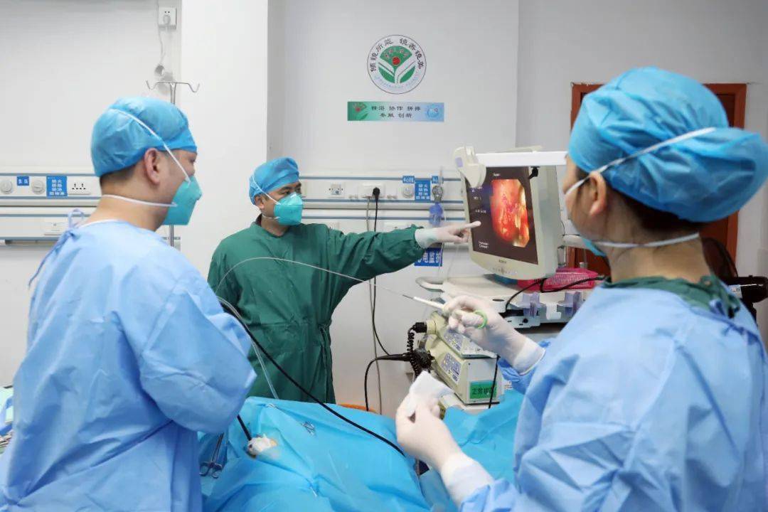医务人员正在为患者行内科胸腔镜手术