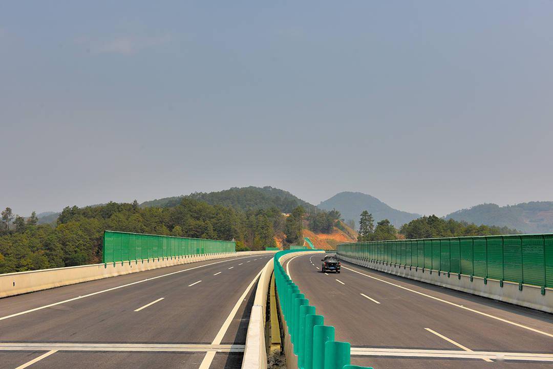 云南昌宁:高速公路通车了,快到这里来逛起