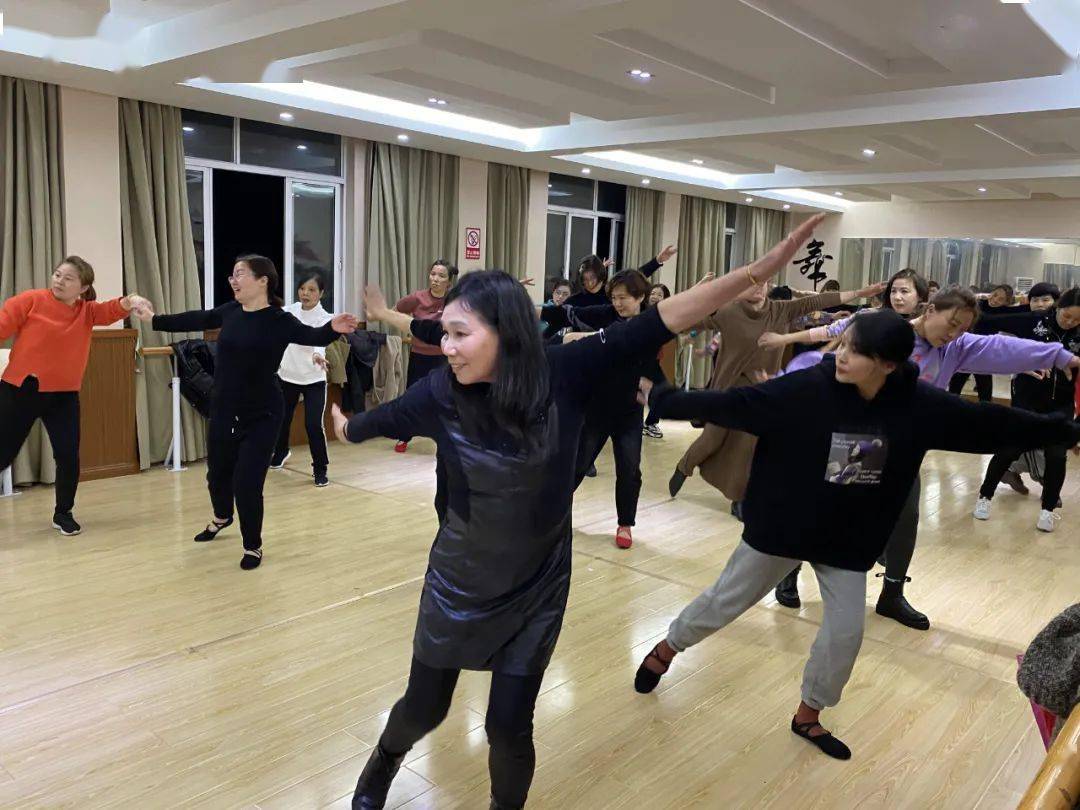 部门动态 | 爵溪街道老年大学舞蹈班"舞"出夕阳美