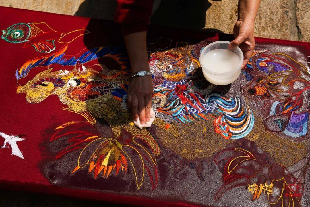 当金苍绣遇上现代插画《滴水神兽》_泉州