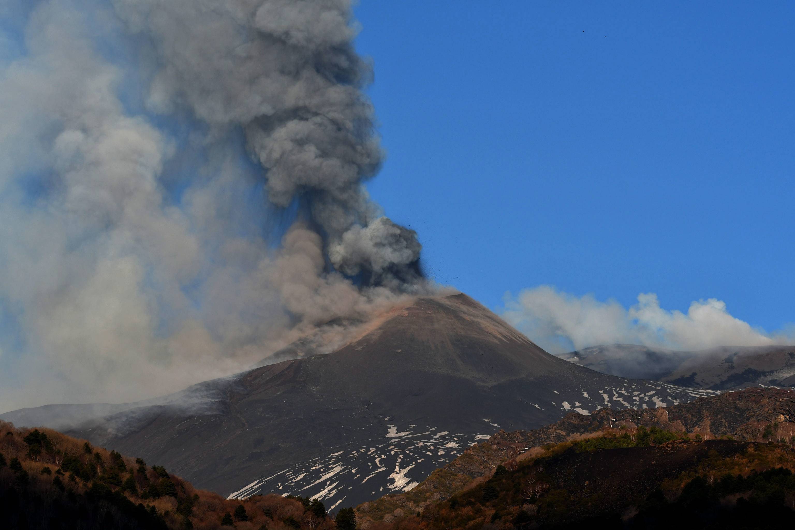 这是4月1日在意大利西西里岛拍摄的正在喷发的埃特纳火山.