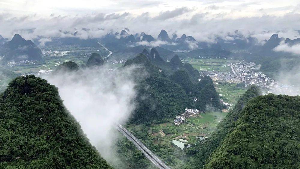 顿时 境由心生 有时白云起 天际自舒卷 桂林·阳朔·如意峰  (源于