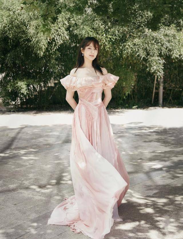 杨紫的气质真好,花朵裙,抹胸裙,谁穿谁好看_礼服