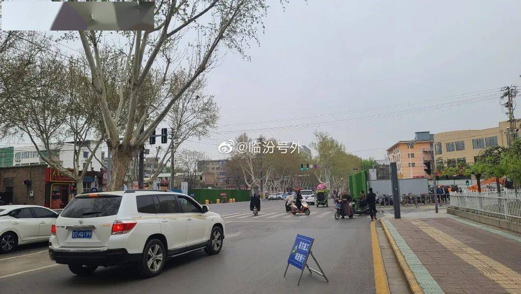 临汾五一路道路封闭,现场实拍.