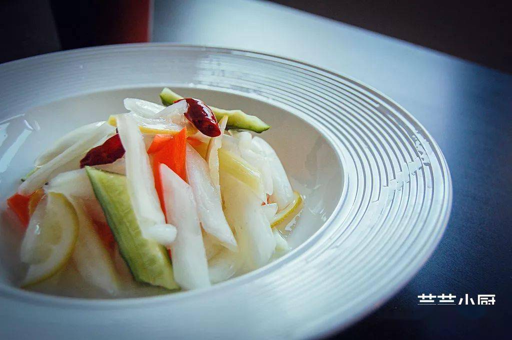 只需一晚就能腌好爽口泡菜!学会了,你家的米饭估计要多煮一倍.