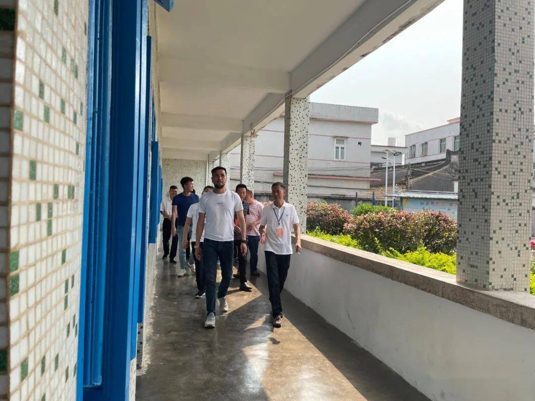 4月2日他们来到葵潭头屯小学