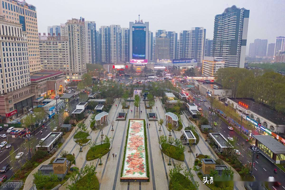 洛阳牡丹广场69米长巨幅玻璃牡丹画惊艳全城众多市民打卡拍照