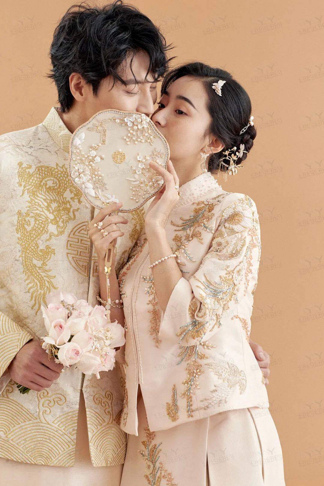 典雅俏皮的室内中式婚纱照 既有传统中国的韵味 又融合了现代的时尚风