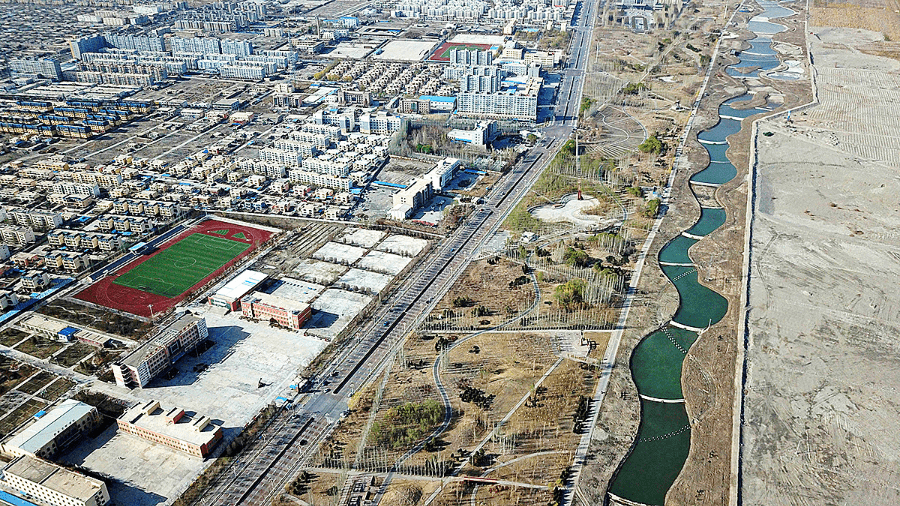 4月5日,高空俯瞰新疆巴音郭楞蒙古自治州和硕县滨河景观带建设项目