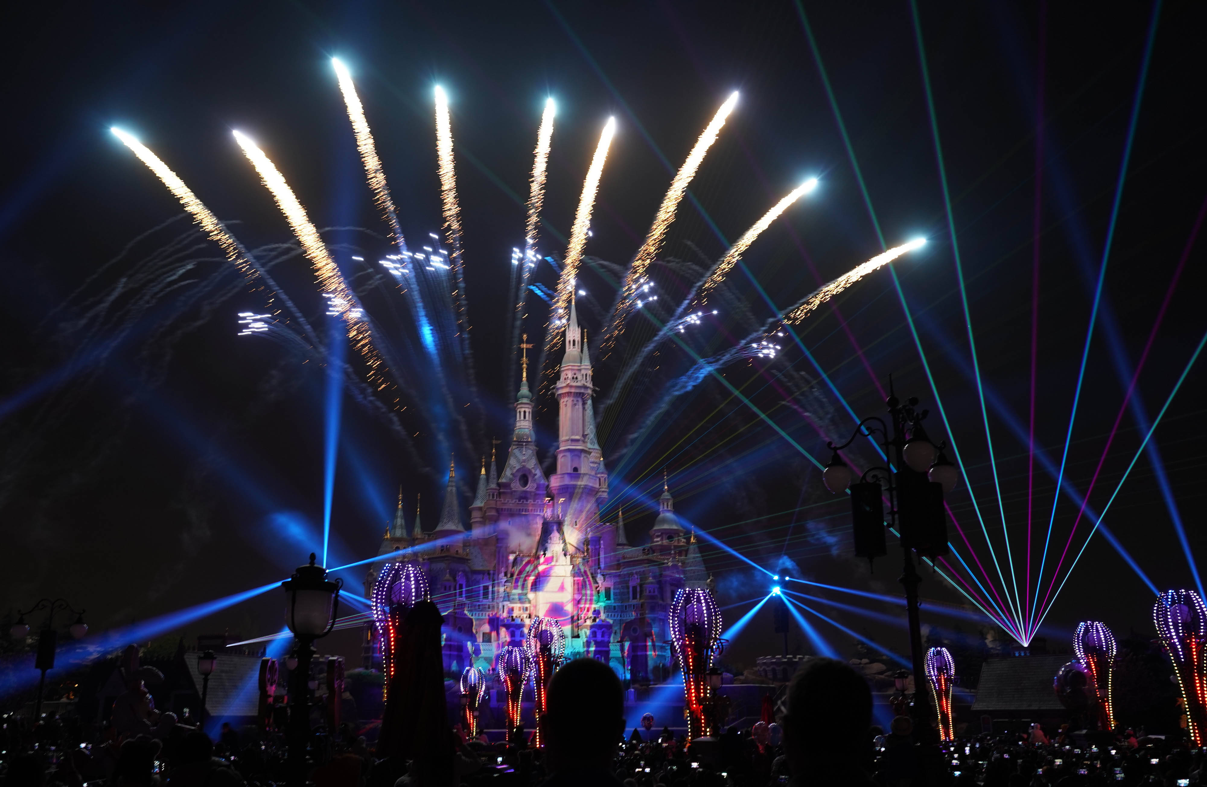 4月8日晚,上海迪士尼乐园全新的焰火灯光秀亮相.