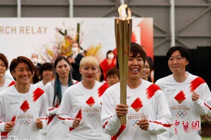 日本女足国家队在世界杯夺冠的成员担任第一棒火炬手.