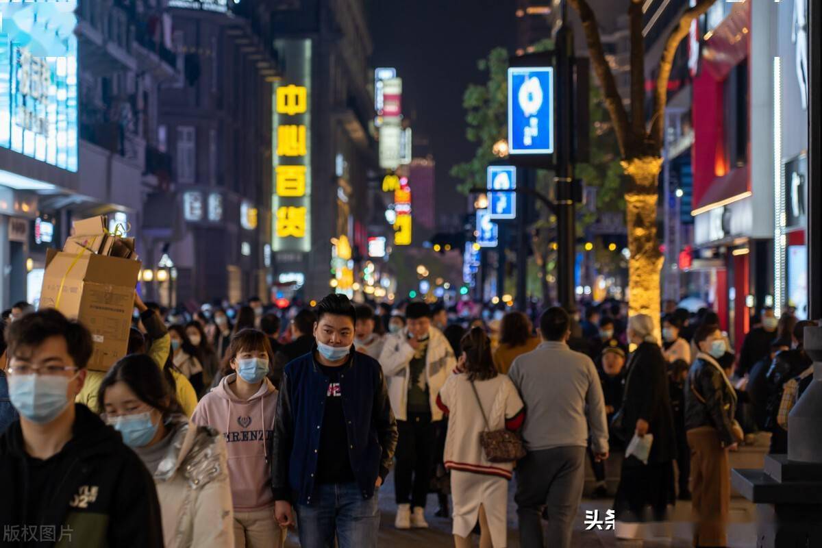 武汉"重启"一周年江汉路步行街人来人往很是热闹