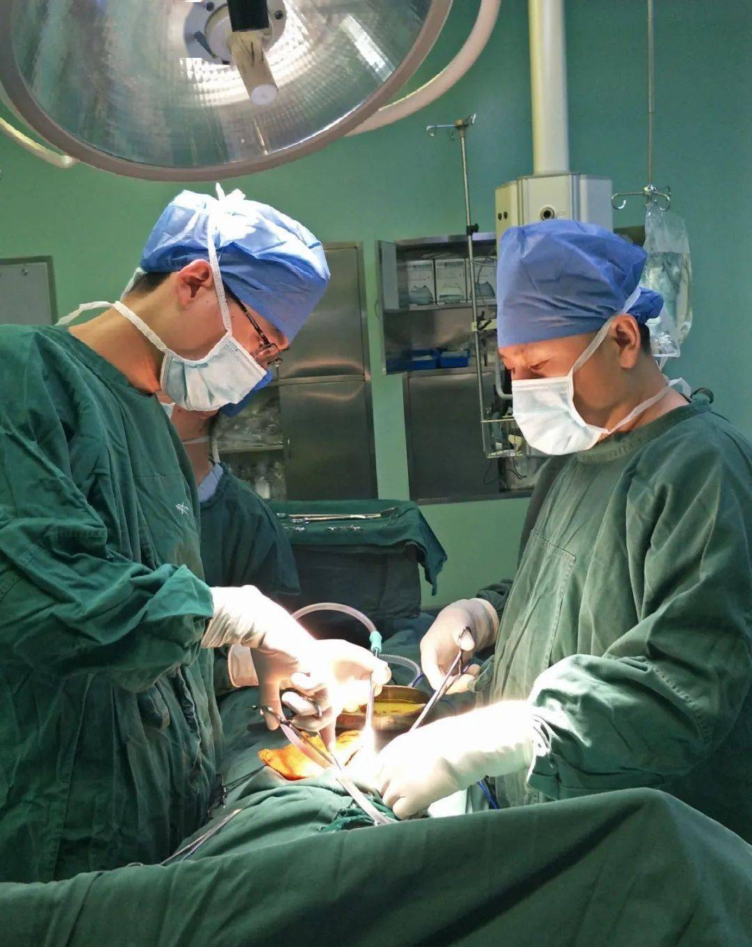 他们有办法!腹腔镜微创保胆取石术