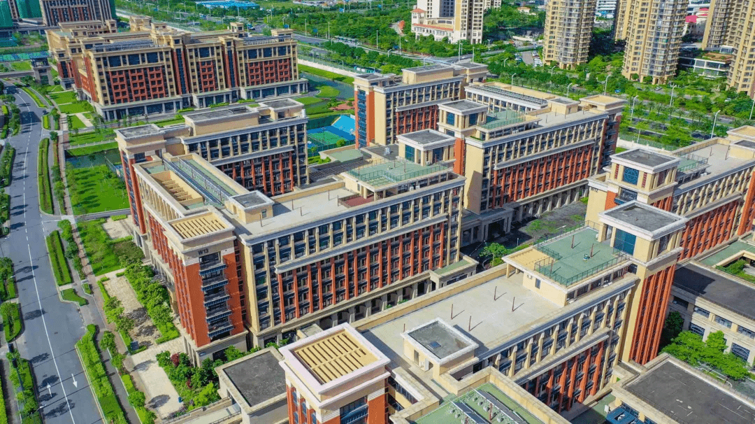 大学新校区位于珠海市横琴岛,于2013年启用,按照澳门特区法律实施管辖