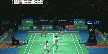 记住,一旦后退跟男搭档平行站位,对手就会朝你猛攻.