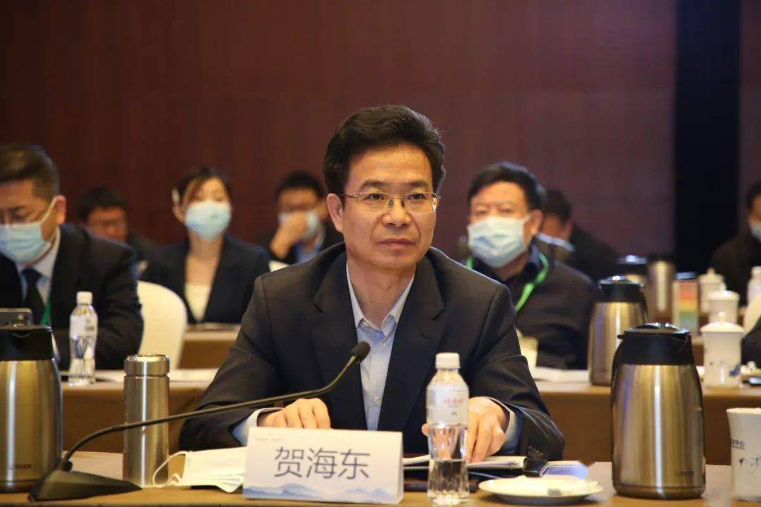 市委副书记,市长,和林格尔新区党工委书记贺海东主持会议并讲话.