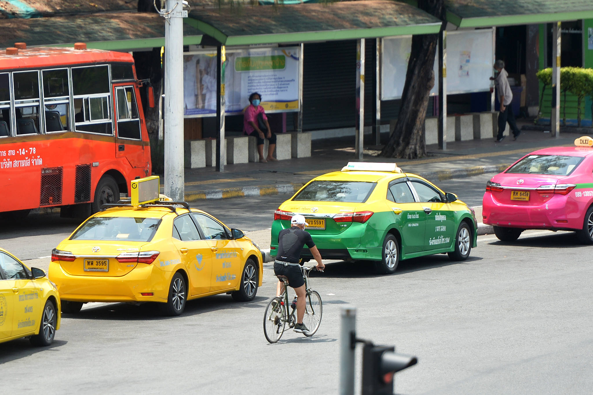4月13日,出租车在泰国曼谷街头等待乘客.