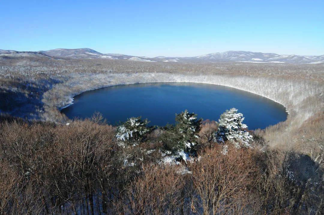 四海龙湾玛珥湖02在群山环抱之中,白山湖碧波荡漾,如蛇行山中;两岸