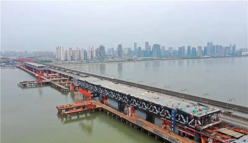 预计到6月,钱塘江新建大桥将完成合龙,老钱江二桥将恢复通车,且不再
