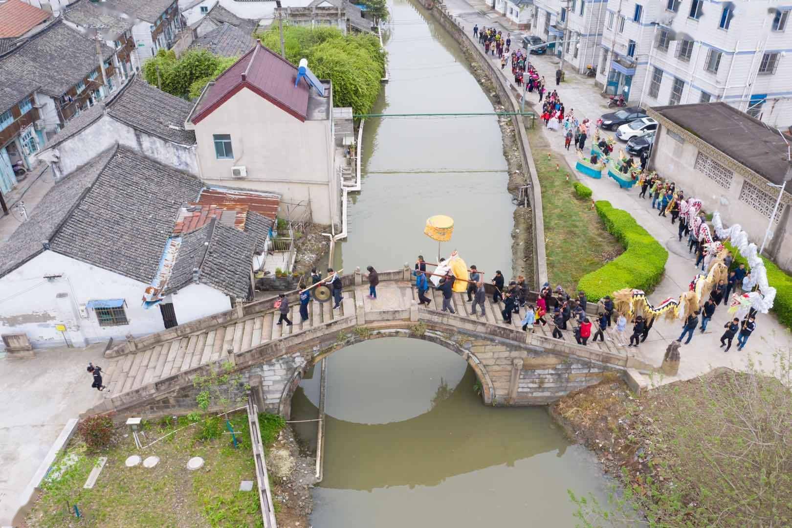 巡游队伍抬着"小白龙神"出巡,沪郊吕巷镇举行"三月三"民俗日活动