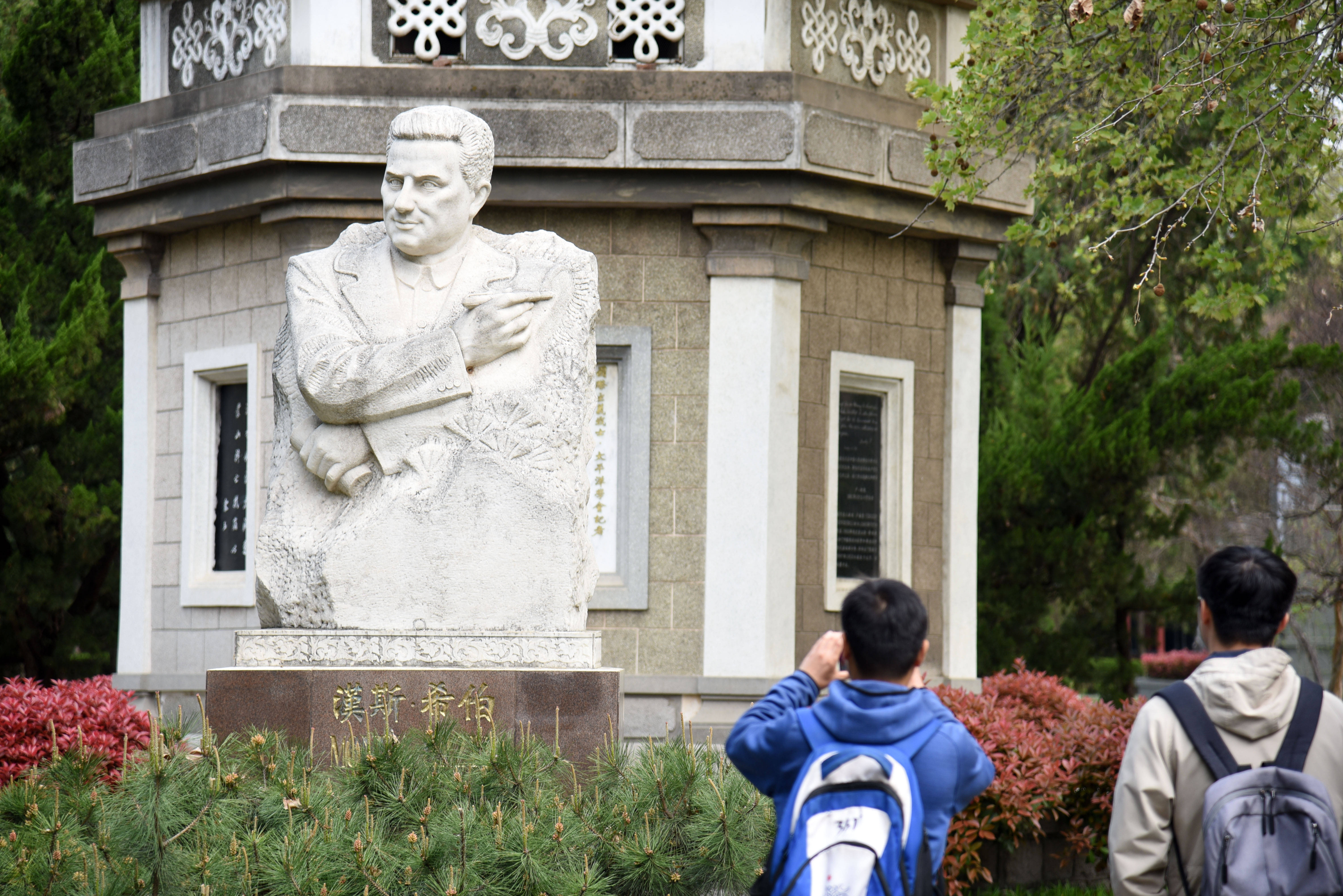 4月13日,游客在山东临沂华东革命烈士陵园瞻仰汉斯·希伯墓.