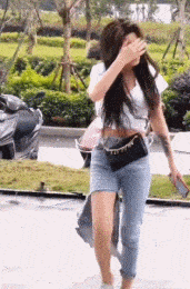 搞笑gif: 妹子在某音学的吧, 跳的还不错