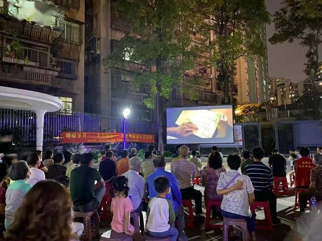 当时的农村或者单位集体会选择在一些空旷的户外场地进行放映活动,并