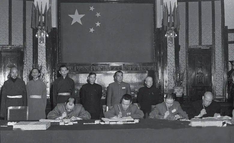 1951年5月23日《中央人民政府和西藏地方政府关于和平解放西藏办法的