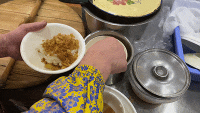 温州糯米饭有大小碗之分,小碗的6元一份,大碗的8元.