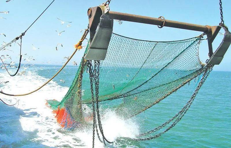 斯里兰卡的一艘渔船底正在使用底拖网捕鱼.