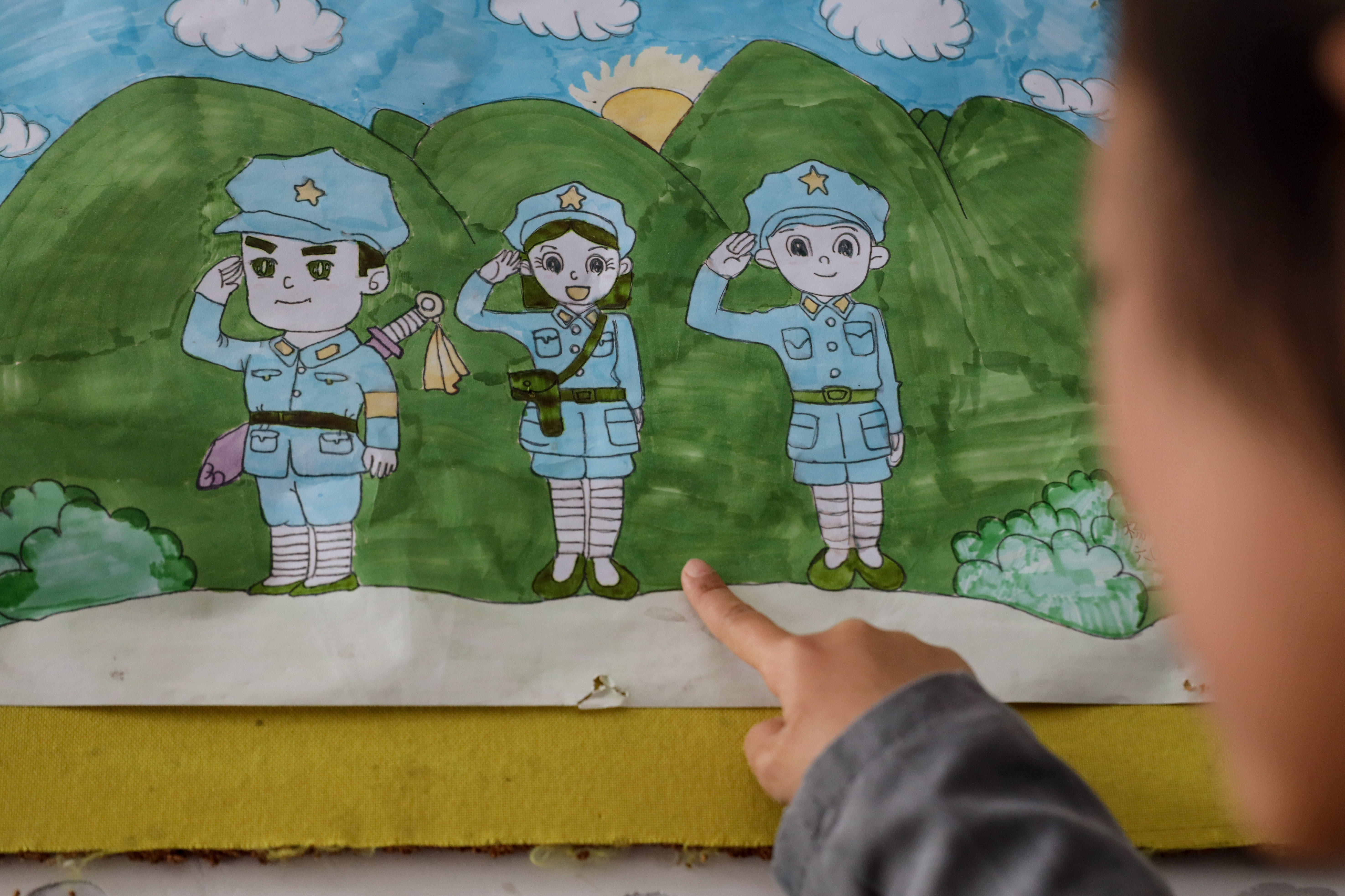 4月20日,娄山关红军小学一名学生在展示自己画的漫画.