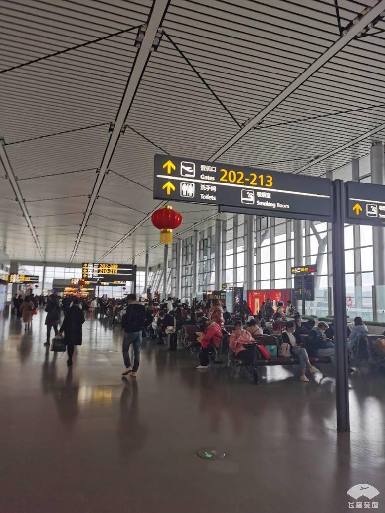贵阳机场不大,很快就走到204宽体机登机口了.