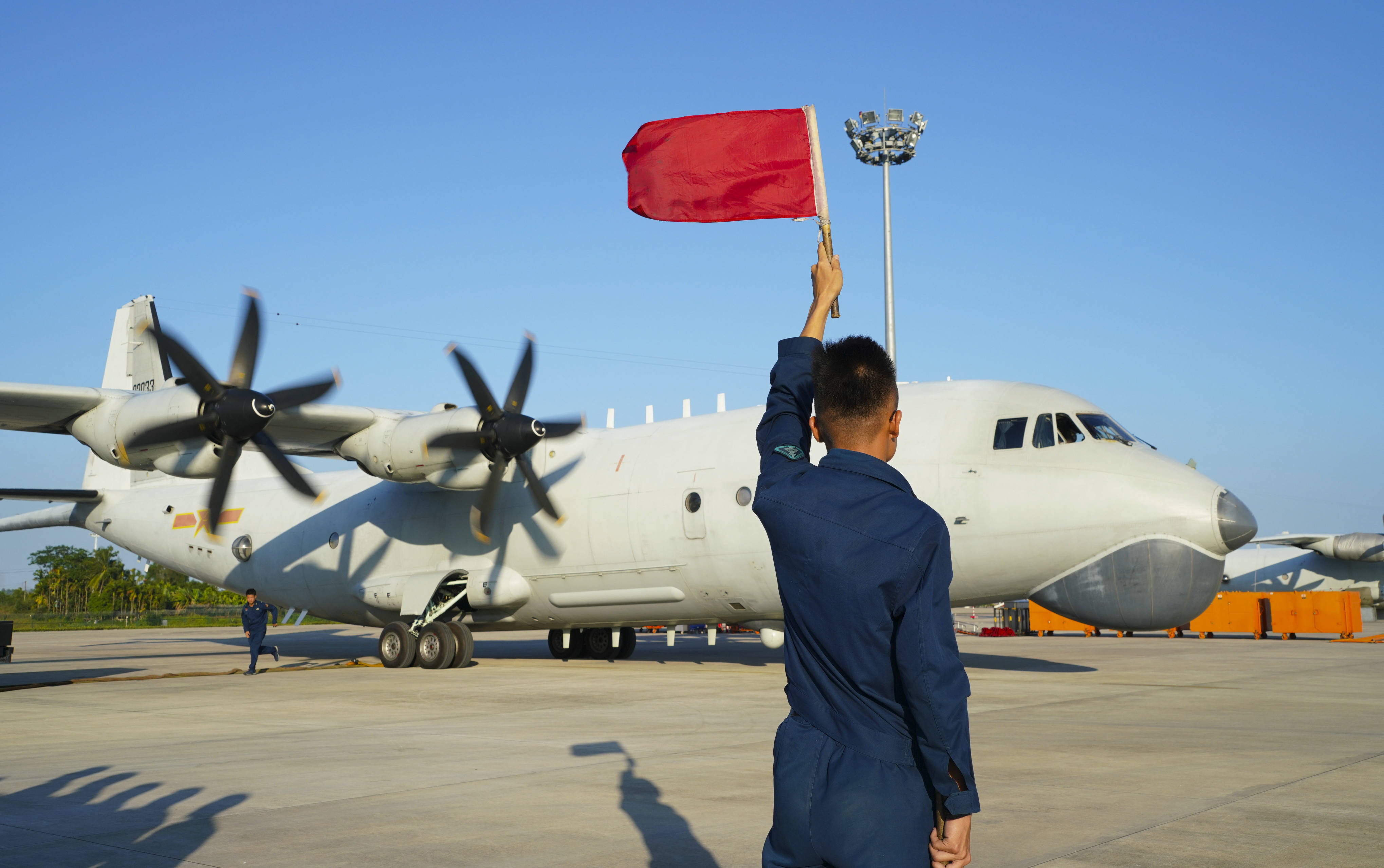 海军航空兵机务官兵举旗准备放飞战机(资料照片).