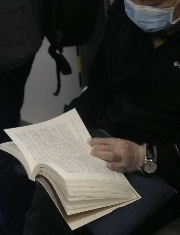 拍"北京地铁上的读书人"第三年,我看到了更多有趣的书
