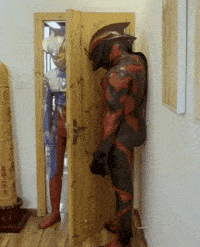 搞笑GIF:妹子,看着你挺漂亮的,假发一摘是个秃顶