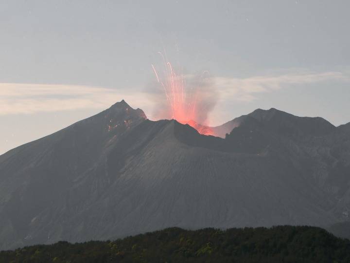 4月25日在日本鹿儿岛县拍摄的喷发的樱岛火山(长时间曝光照片).