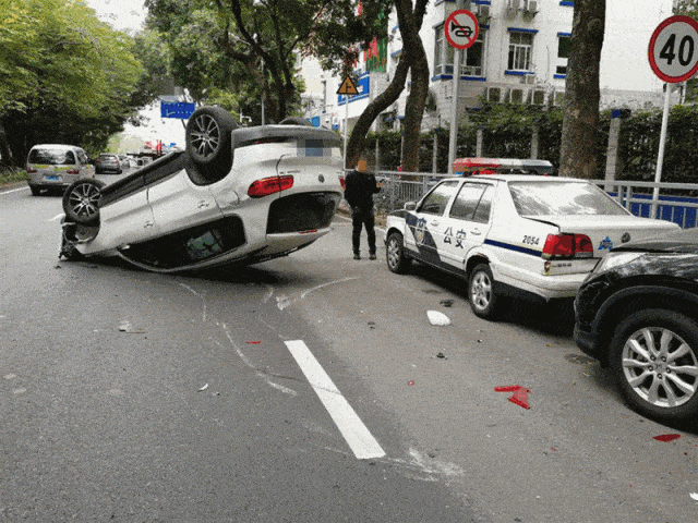 辖区布心路辅道翠竹派出所门口,一辆本是自西往东行驶的小车突然失控