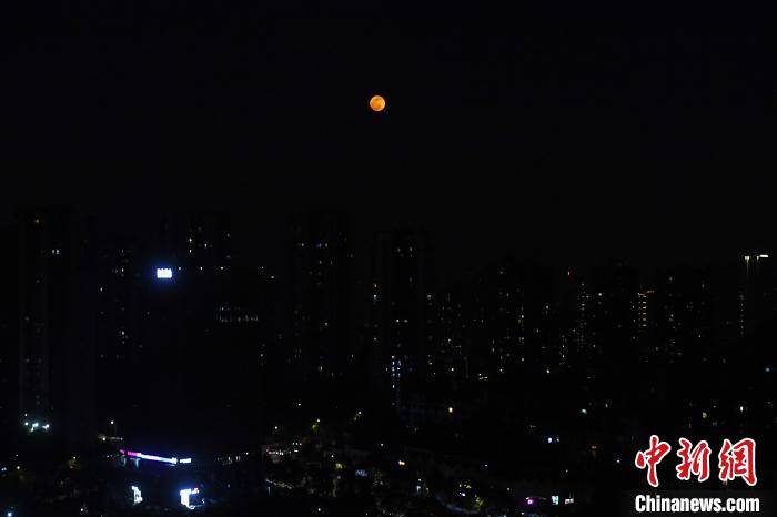 陈超 摄  4月27日晚,一轮"超级月亮" 缓缓升起,重庆夜空显得格外美丽