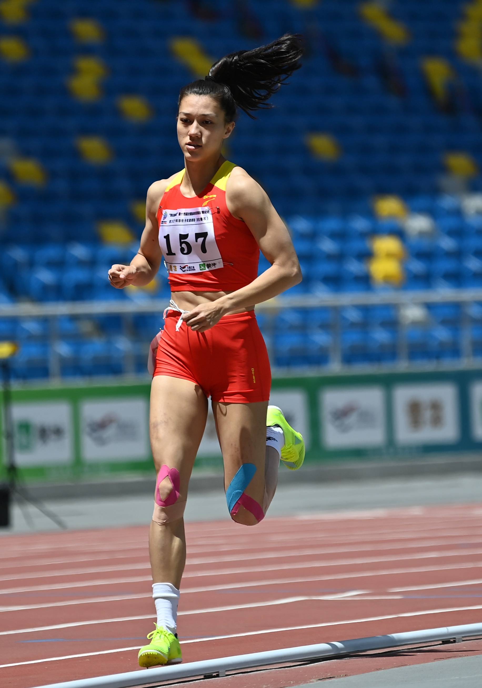 4月28日,郑妮娜力在女子七项全能800米比赛中.