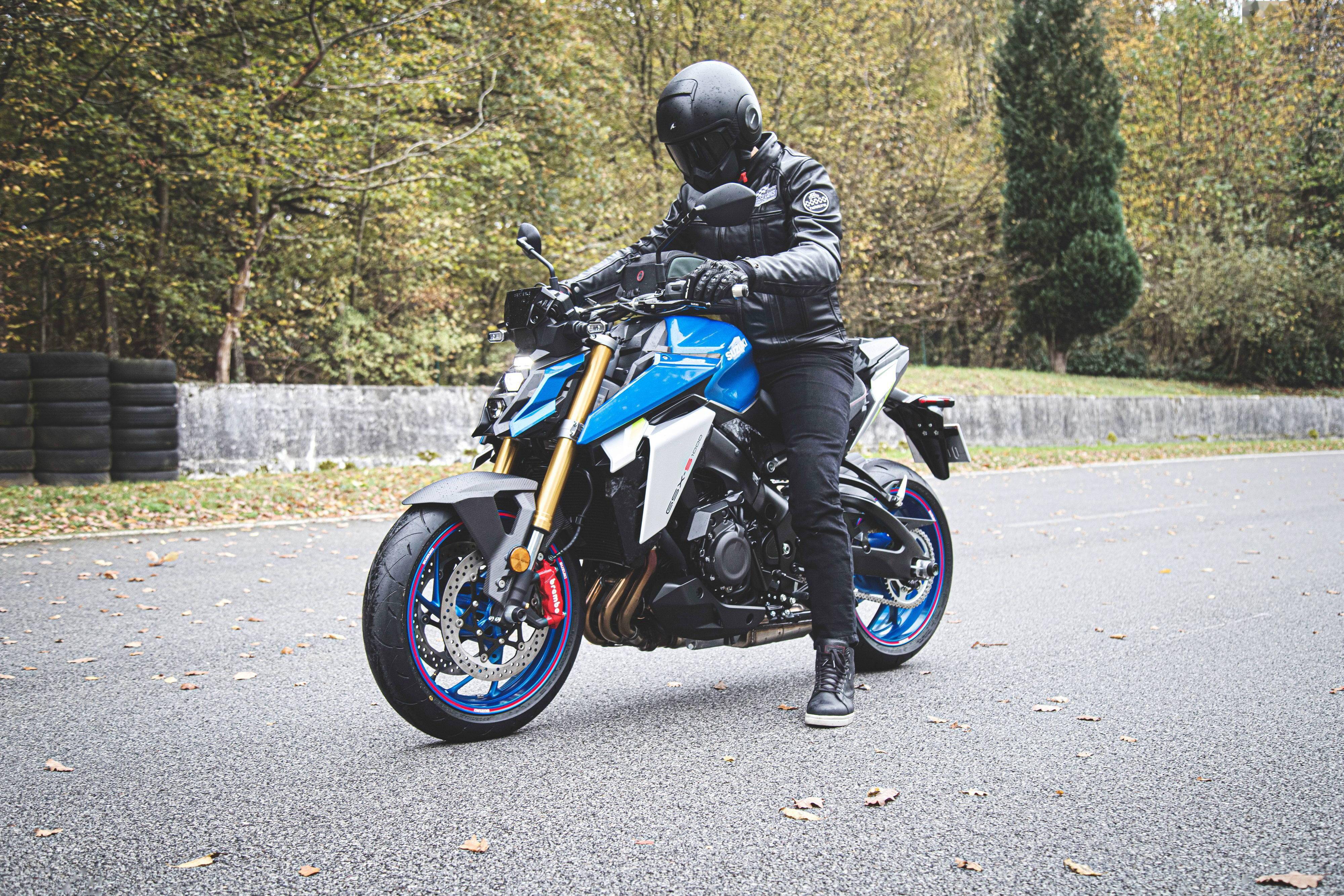 suzuki 新一代运动街车 2021 gsx-s1000 户外特写