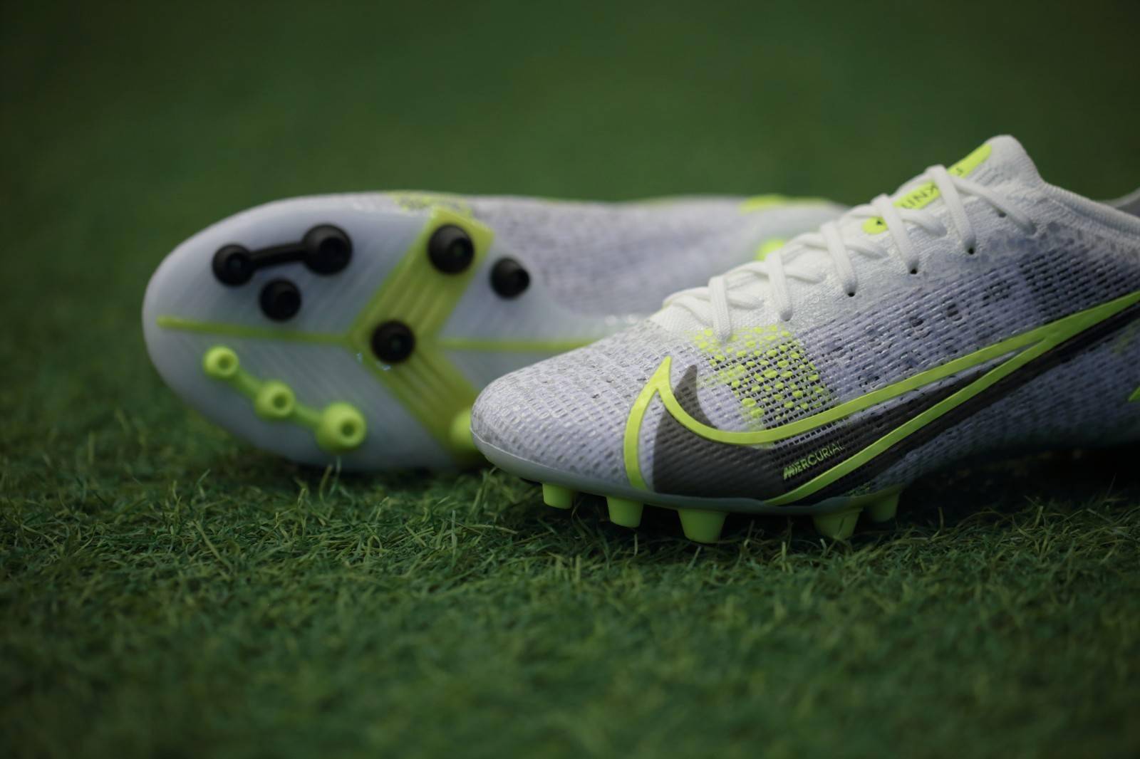 新品赏析耐克mercurialvapor14eliteagsilversafari足球鞋