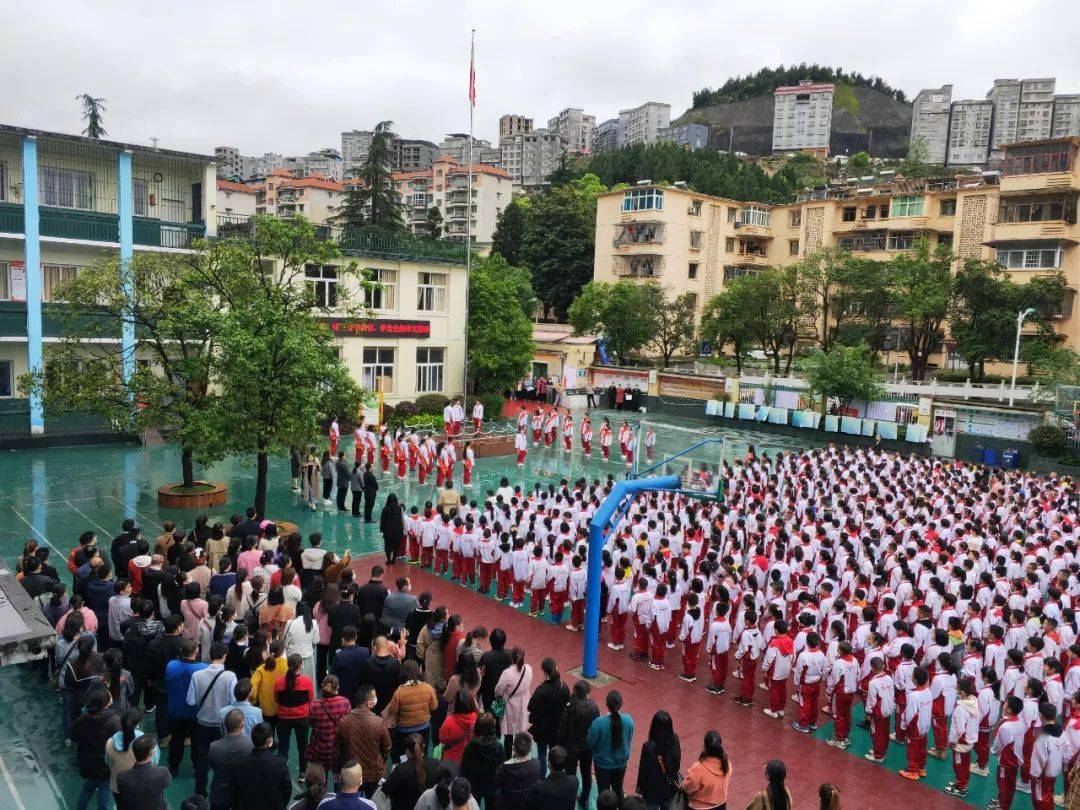 4月26日,凯里市第八小学华联路校区开展家长开放日活动,在庄严的升旗