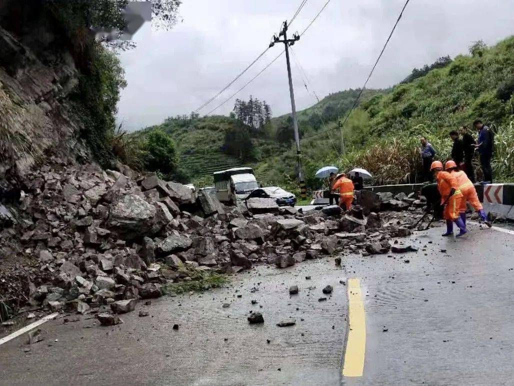 路人路事 | 降雨引发山体溜方,公路部门及时清理落石