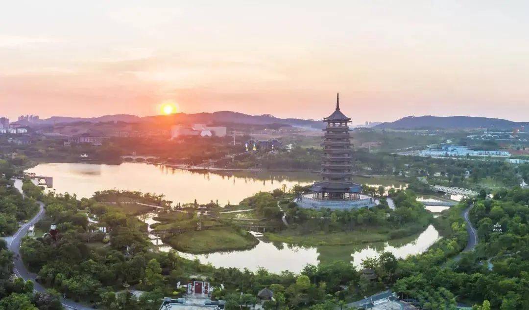 地址:良庆区五象大道龟山滨江公园 公园里囊括广西十几个地市的经典