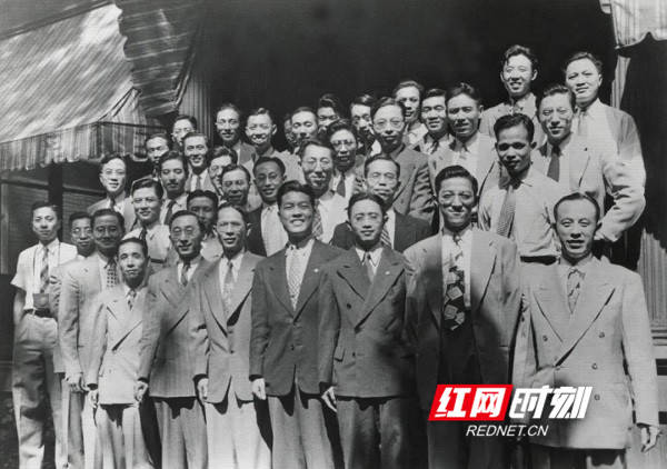 1948年,工程师蓝毓钟,电气工程师卢荣光等地下党员回湘电工作.