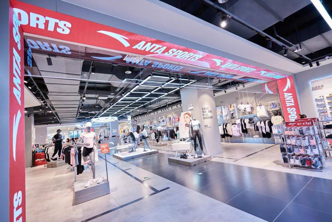 安踏南宁旗舰店开张与张继科共同点燃这片中国红