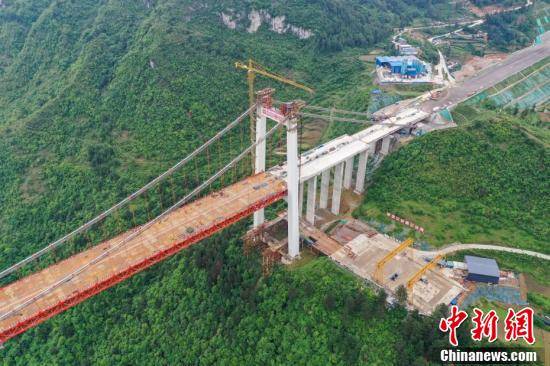 承建的贵州贵(阳)黄(平)高速公路阳宝山特大桥位于贵州省贵定县境内