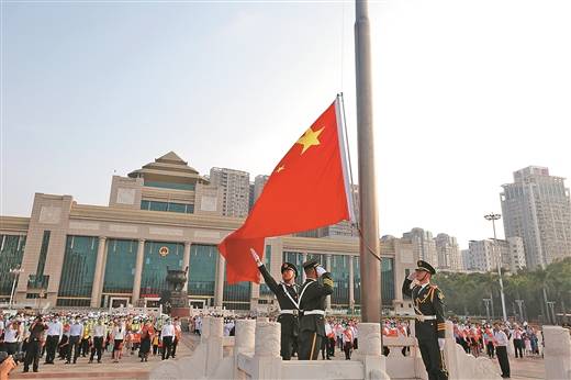 5月1日上午,南宁市总工会在民族广场举行升国旗仪式,庆祝"五一"国际