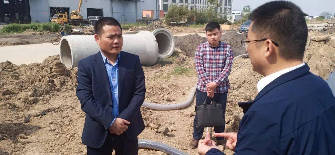 高东升随后来到世纪乐购超市和怀远荆塗医院新冠肺炎疫苗接种点,实地